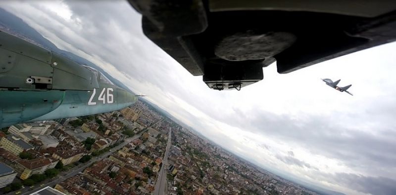 Вижте уникални кадри от парада на авиоасовете за празника на армията вчера (Снимки и видео) - E-Burgas.com